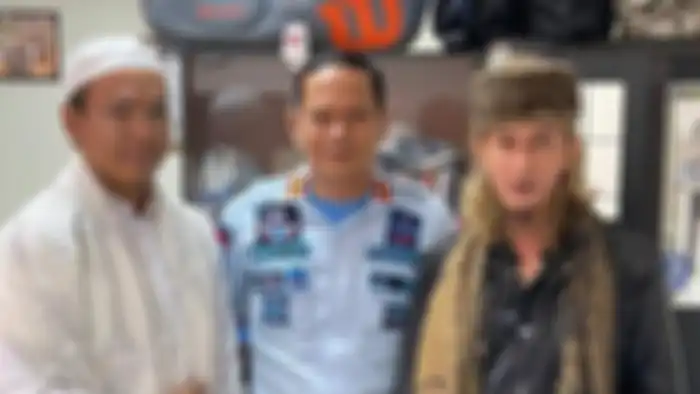Foto bukti damai Ryan Jombang dan Habib Bahar bin Smith bersama Kalapas Gunung Sindur. 