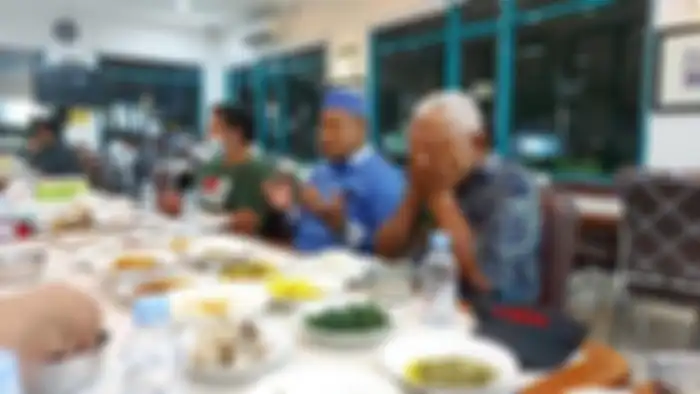Foto tampang memelas kakek Suhud saat menerima bantuan dari Haji Sasa beredar di media sosial. Tetangga bongkar kebohongan kakek Suhud.