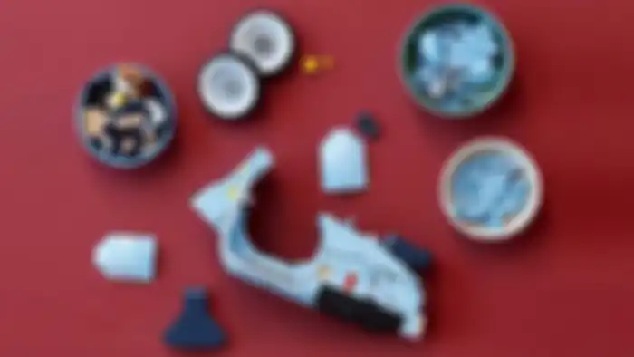 Lego Vespa 125 dibuat mirip dengan motor aslinya.