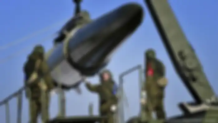 Tentara Rusia memuat rudal hipersonic Iskander-M 