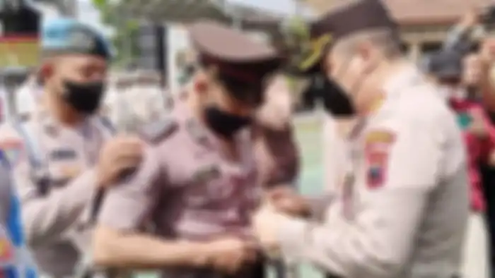 Bintara polisi Aipda Aziz Lupi pasrah saat foto seragam dinasnya dilucuti sengaja disebarkan di media. Bersalah karena selingkuhi istri TNI.