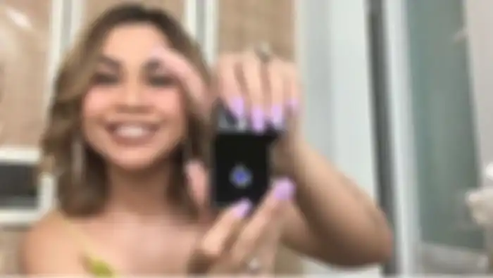 Melaney Ricardo memamerkan kalung pertama souvenir pernikahan Atta dan Aurel