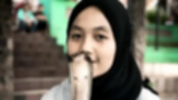 Foto Aulia Khairunnisa, gadis berhijab asal Bandung yang kerap disapa Icha ini sudah terbiasa bermain dengan ular King Cobra. 