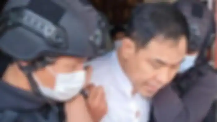 Foto Munarman menyiram air ke wajah pakar UI di depan jenderal polisi bikin heboh. Kini, Kepala BNPT ungkap alasan Munarman ditangkap.