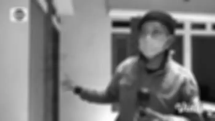 Teddy Pardiyana menunjukkan kondisi kos-kosan 