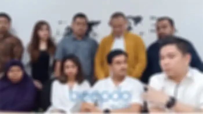 Kekasih menggengam tangan Vanessa