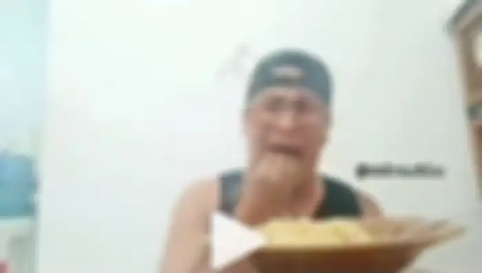 Ekspresi setelah youtuber makan mi yang dicampur dengan detergen