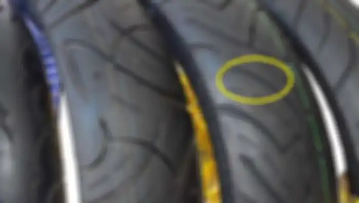 Lapisan putih di ban motor baru ternyata lapisan lilin untuk proteksi saat penyimpanan.