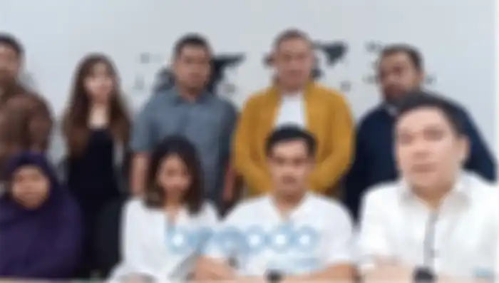 Kekasih mengelus tangan vanessa angel