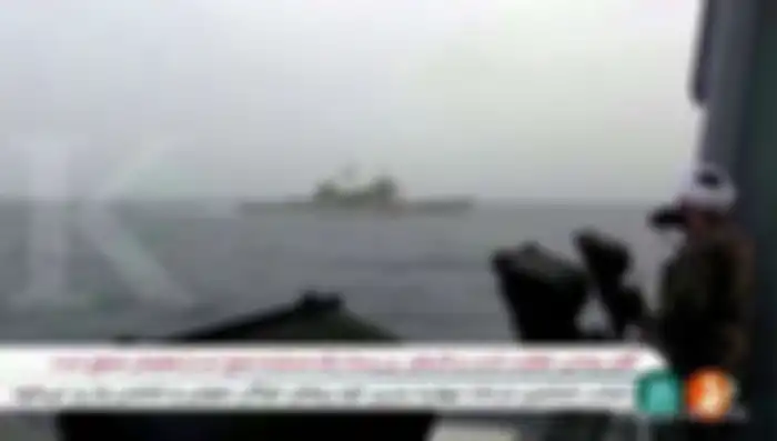 Kapal perang AS berlayar dekat kapal Iran di Teluk Persia, 15 April 2020.