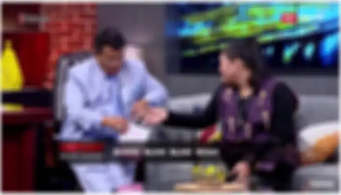 Aleta Molly memberi hadiah cincin belian kepada Hotman Paris