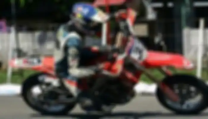 Aksi mendiang M Zaki di atas motor supermoto