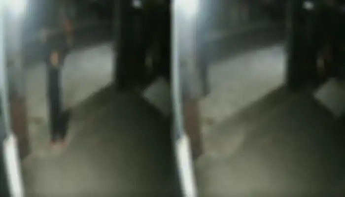 Rekaman CCTV penampakan pocong dibonceng pengendara bermotor.
