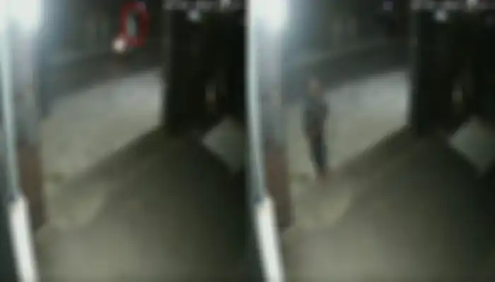 Rekaman CCTV penampakan pocong dibonceng pengendara bermotor.