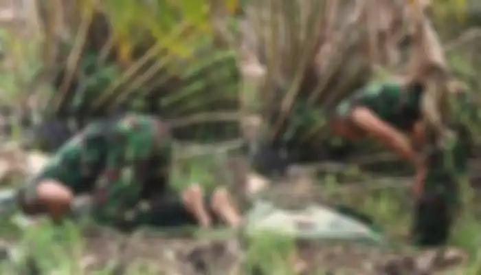 TNI Solat Beralaskan Daun