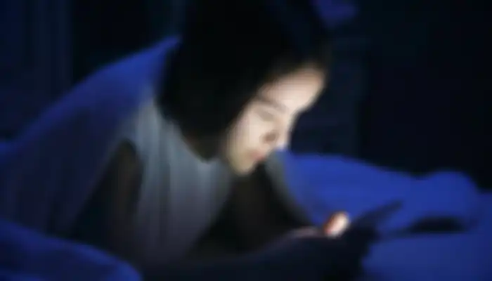 Ilustrasi main hape sebelum tidur