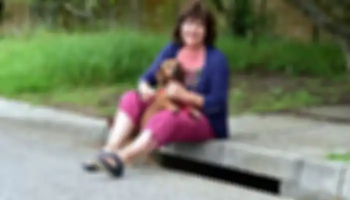 Charmaine Keevy sedang berjalan-jalan dengan anjing, kemudian menemukan bayi.