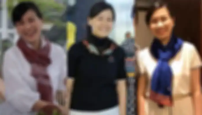Tampilan Veronica Tan pakai scarf 