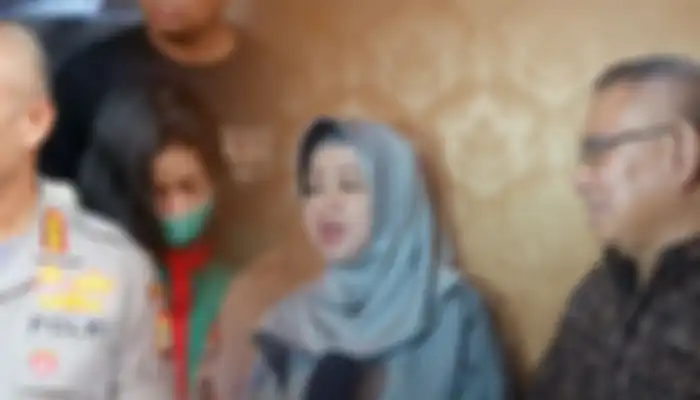 Vitalia Shesya (kiri) ketika dihadirkan dalam jumpa pers pihak Mapolres Jakarta Barat. Kedua orangtua Vitalia, Devi Amalia dan Andi Kamaruddin (kanan) saat dijumpai Grid.ID ketika menggelar jumpa pers di hotel JW Mariott, Kuningan, Jakarta Selatan, Selasa (3/3/2020).