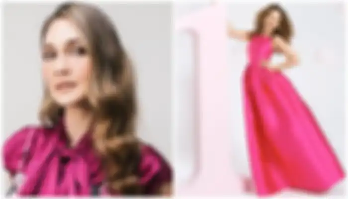 Luna Maya tampil beda dengan rambut keriting pakai dress pink saat rayakan ulang tahun bisnis kosmetiknya langsung dipuji habis-habisan. 