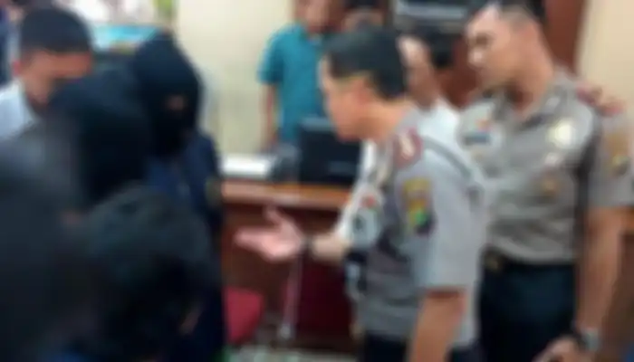 Ini sosok istri AKBP Ari Cahya Nugaraha yang karirnya hancur karena kasus Ferdy Sambo. Foto istri Ari bikin jenderal ini ikut komentar. 