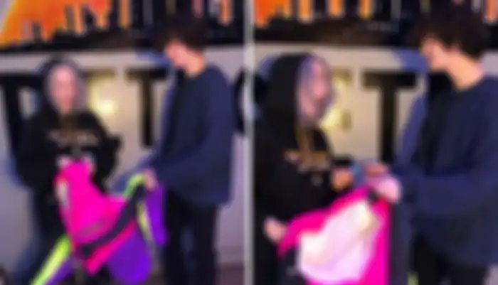 Momen ketika Donnie Gloede memberikan hadiah jaket ke Billie Eilish.