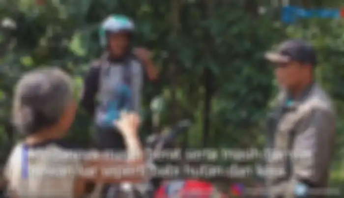 Kisah satu keluarga di Pekalongan yang tinggal di hutan.