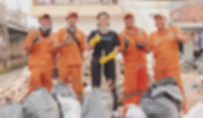 Potret Awkarin yang aktif menjaga kebersihan lingkungan.