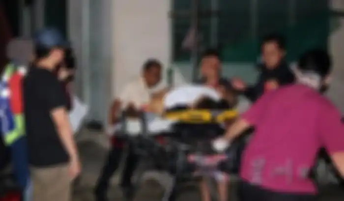 Korban dilarikan ke rumah sakit