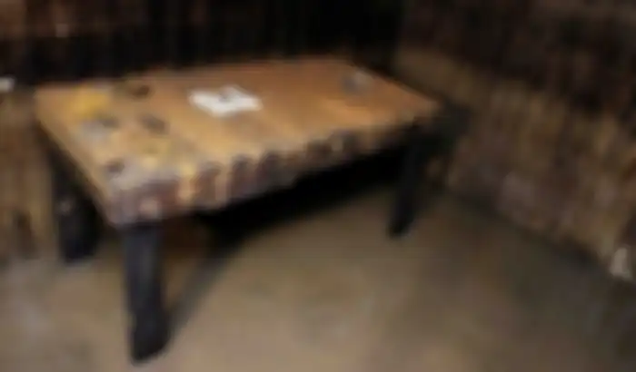 ada meja di sebuah sudut ruangan bunker