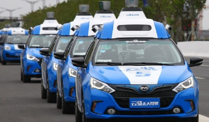 Mobil pintar yang dapat berjalan sendiri karena terhubung ke jaringan Cloud