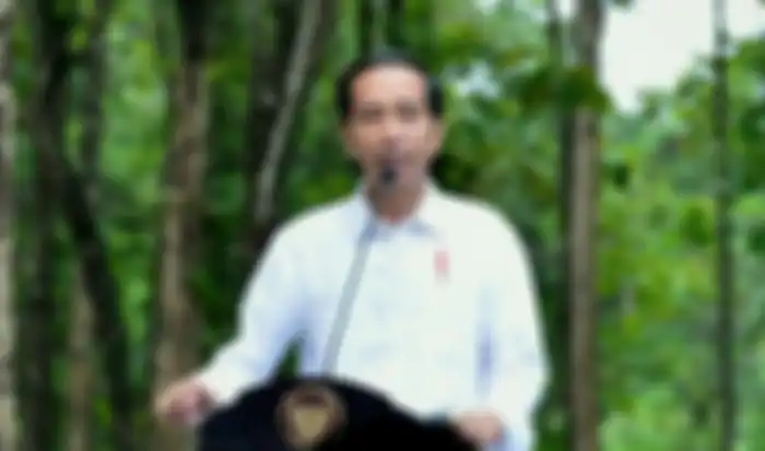 Diberi Kue Ulang Tahun Oleh Wartawan, Begini Aksi Lucu Jokowi Saat Prosesi Tiup Lilin