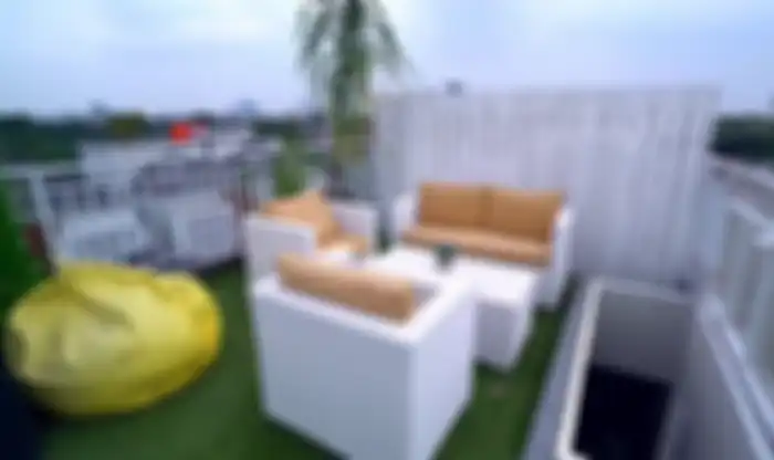 Lantai tiga rumah Syahnaz Sadiqah dan Jeje Govinda difungsikan menjadi area bersantai. Area rooftop 