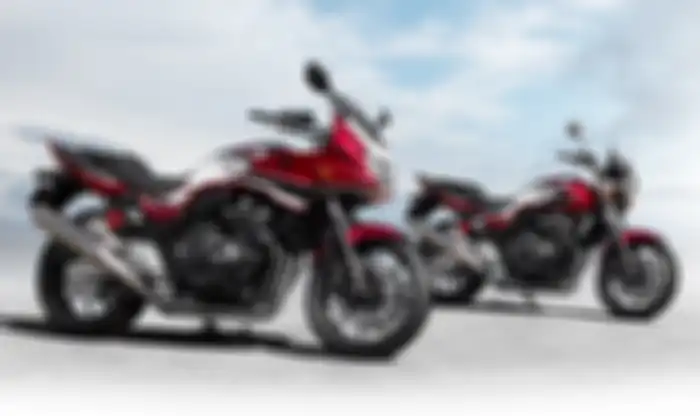 Dua varian Honda CB400, Honda CB400 Super Four (kanan) dan Honda CB400 Bol d'Or (kiri),
