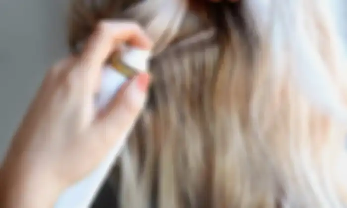 memakai dry shampoo