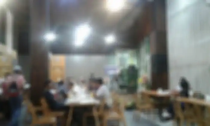Rumah makan Bella Saphira yang luas