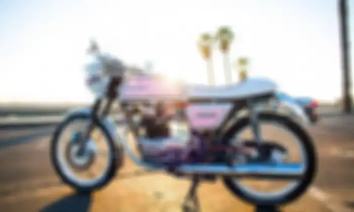 Modifikasi Honda CB200T bergaya cafe racer pinky yang feminin.