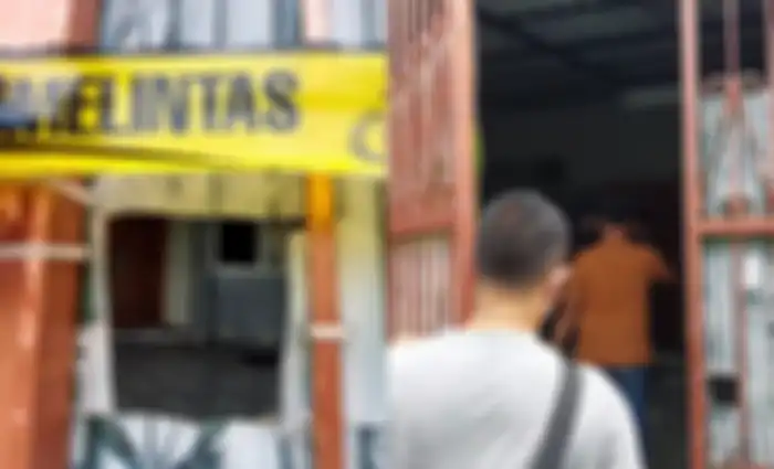 Polsek Kalideres memeriksa tempat penemuan empat mayat yang membusuk di dalam rumah di perumahan Citra Garden, Kalideres, Jakarta Barat pada Jumat (11/11/2022) siang.