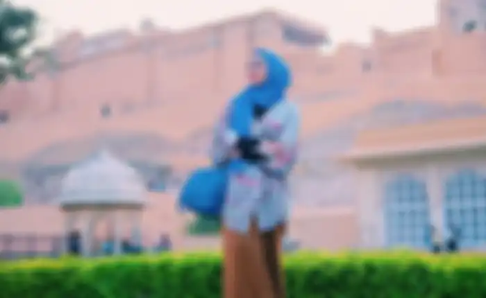 Chiki Fawzi dengan outer colourful