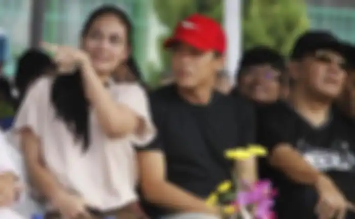 Luna Maya saat mendampingi Ariel yang menjalani kegiatan di rutan Kebon Waru.