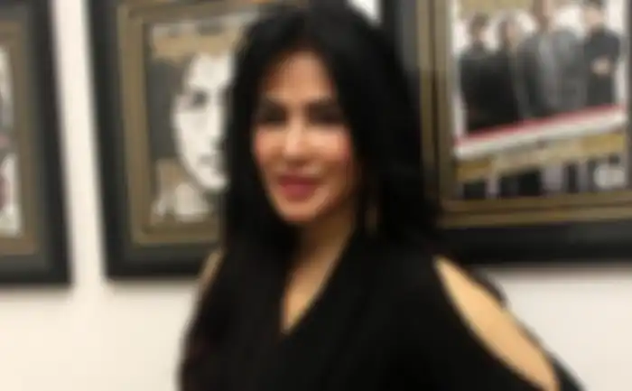 Artis lawas Connie Constantia mengaku pernah diguna-guna dan kena santet. Dia juga mengaku pernah dua kali mati suri. 