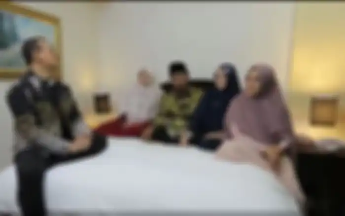 Lora Fadil dan ketiga istrinya saat berbincang dengan Alvin Adam.