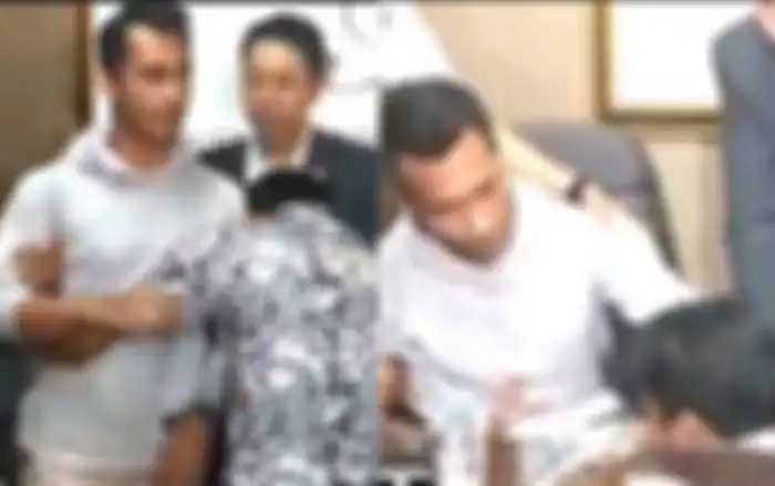 Sesumbar Bakal Kirim Santet dan Bunuh Anak Eza Gionino Sampai Muntah Darah, Penjual Ikan Arwana Malah Nangis Nyaris Sujud saat Ketemu sang Artis