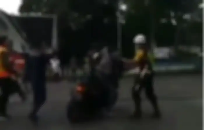 Seorang pemotor memaksa terobos palang pintu kereta api