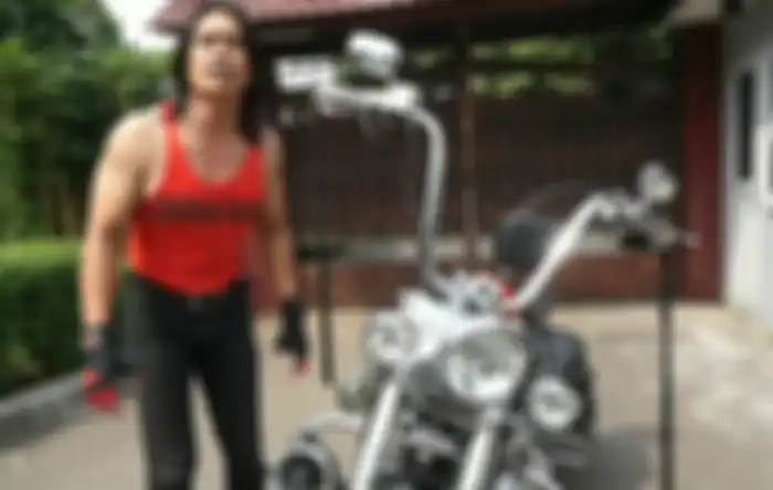 Agung Hercules naik motor hanya pakai singlet.
