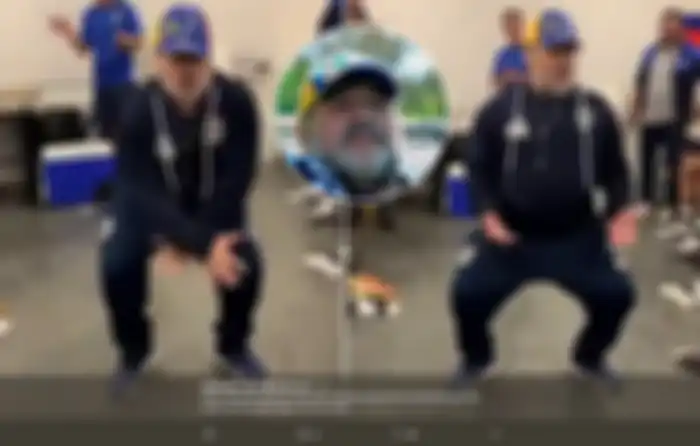 Diego Maradona saat memamerkan joget norak di ruang ganti pemain usai membawa Gimnasia meraih kemenangan dalam lanjutan Liga Super Argentina.
