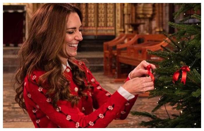 Kate Middleton menghias pohon natal.