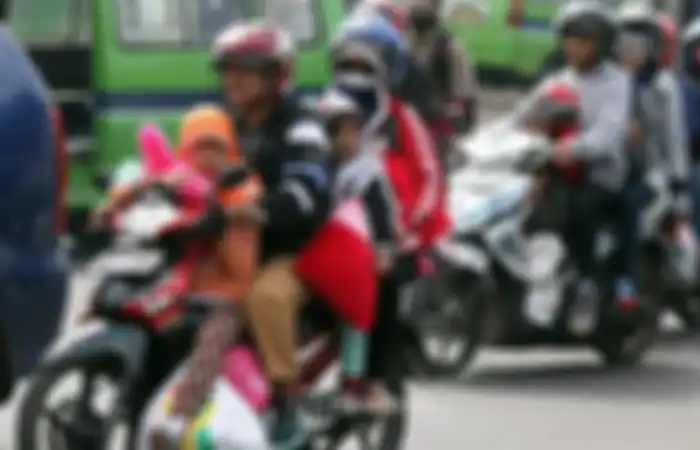 Ilustrasi pemotor berboncengan lebih dari dua orang.