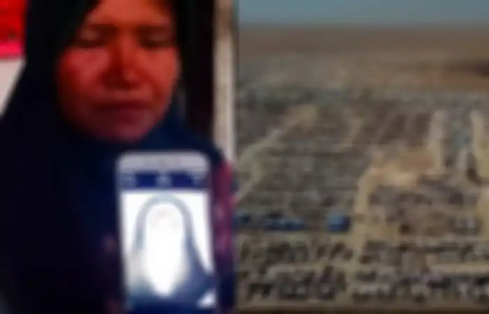 Warjinem, menangis saat menceritakan anaknya yang dibawa kabur oleh suami ke Suriah bergabung dengan ISIS