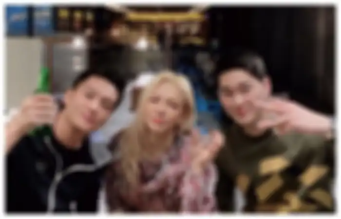 Boy William, Hyoyeon, dan rekannya ketika tampil di kanal YouTube milik Boy William.